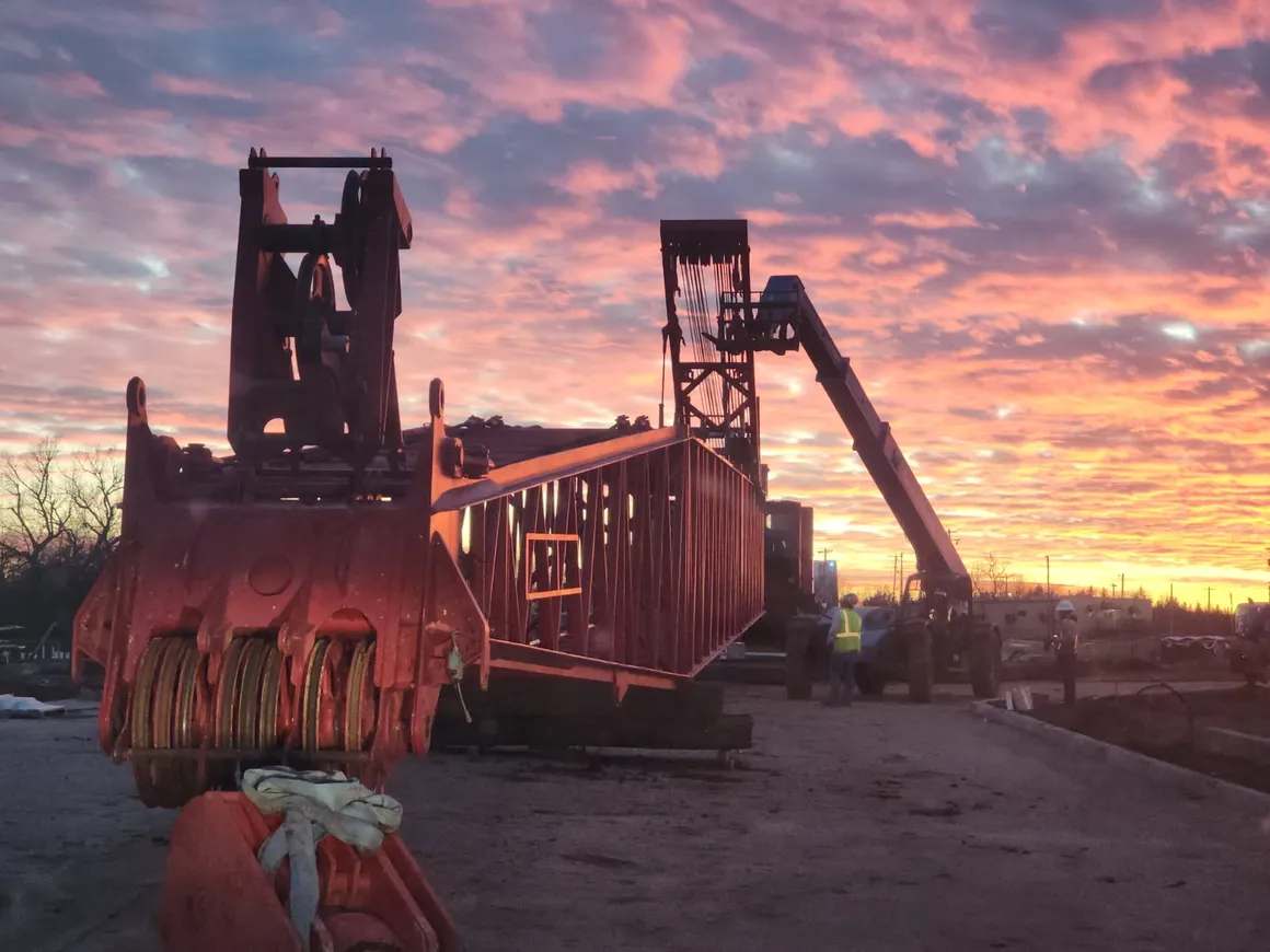 7S crane operations supporting a steel erection lift